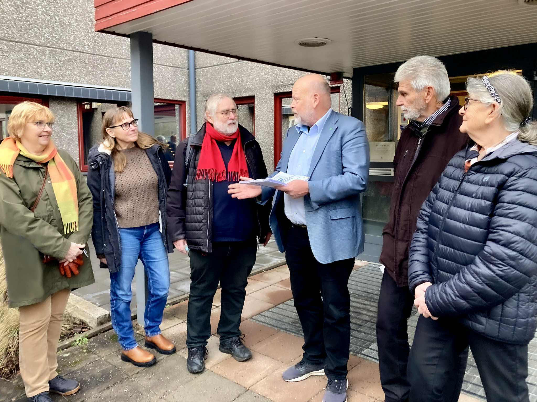 Protestlista med drygt 1100 namn överlämnades till kommunen